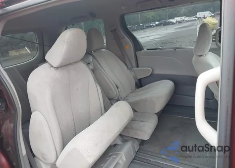 2012 Toyota Sienna Le V6 8 Passenger z USA, uszkodzony, nr VIN 5TDKK3DC3CS230755